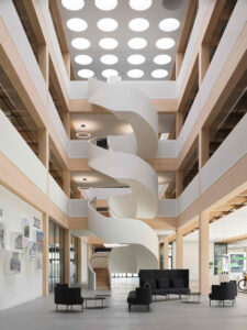 Bosch-Schweiz-Hauptsitz-Atrium-Treppe_Stahlbau